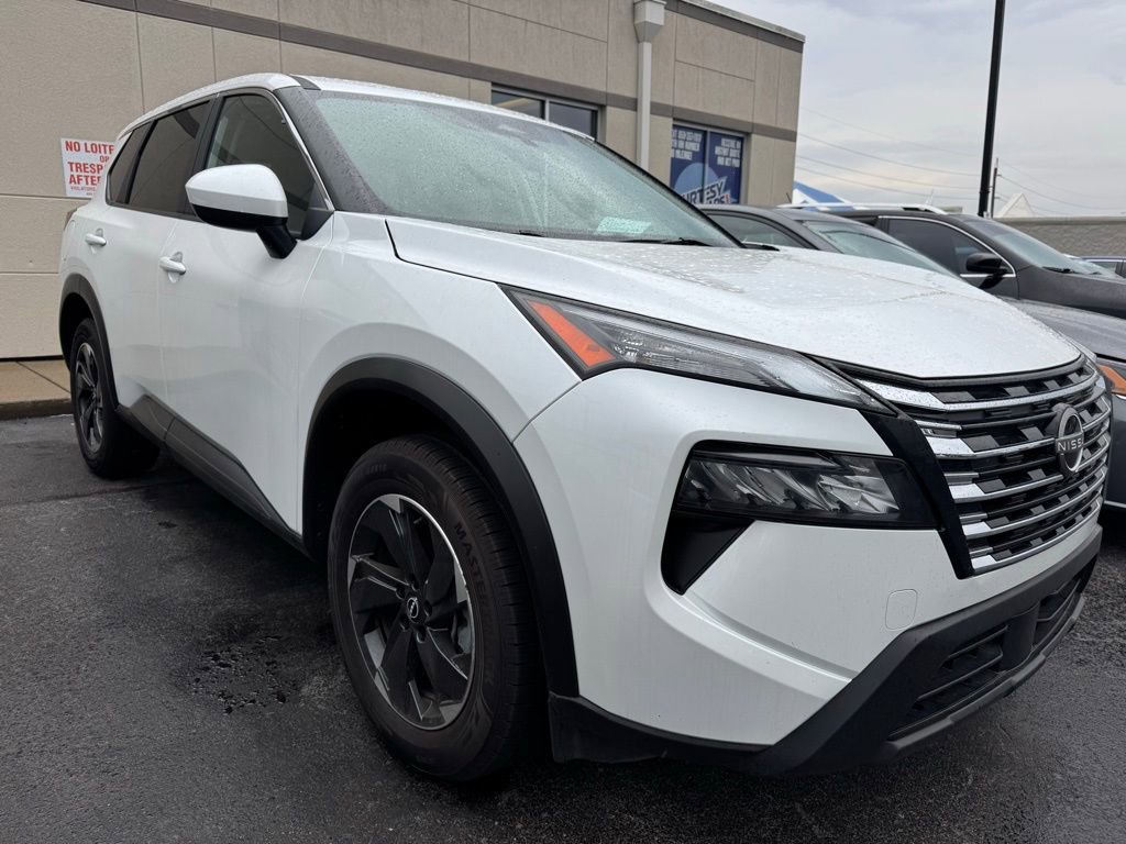 Used 2024 Nissan Rogue SV image 2