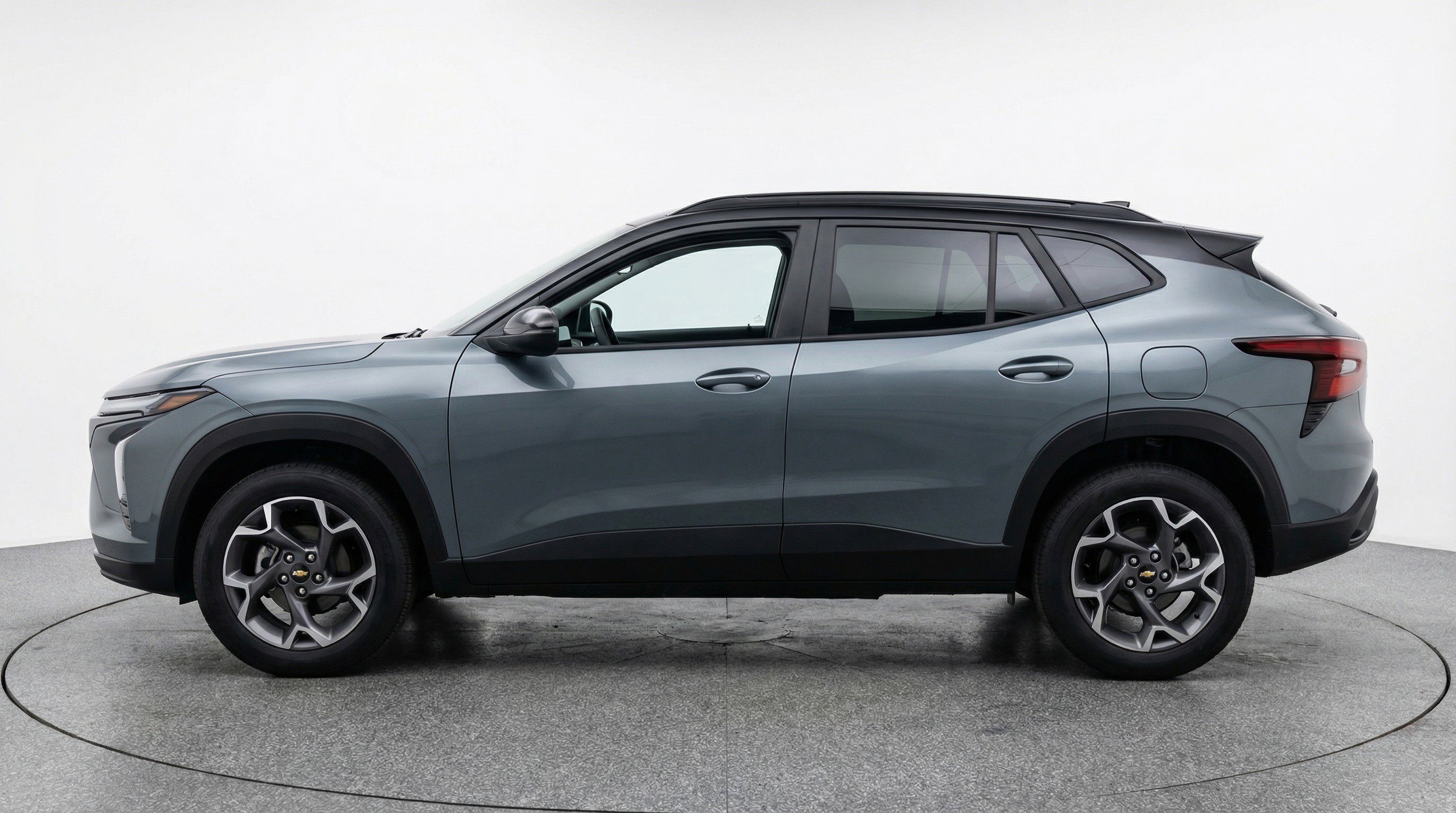 Used 2025 Chevrolet Trax LT FWD image 5