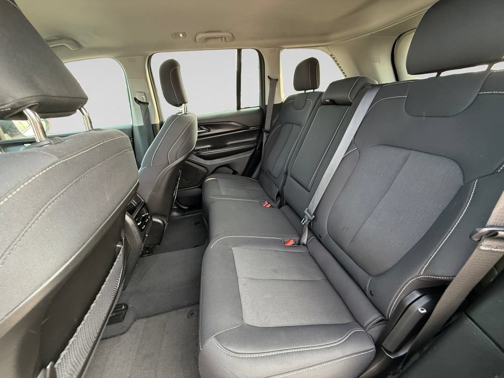 Used 2024 Jeep Grand Cherokee Laredo AWD/4WD image 36