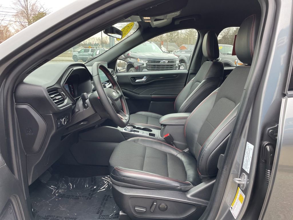 Used 2025 Ford Escape ST-Line w/ Equipment Group 301A image 4