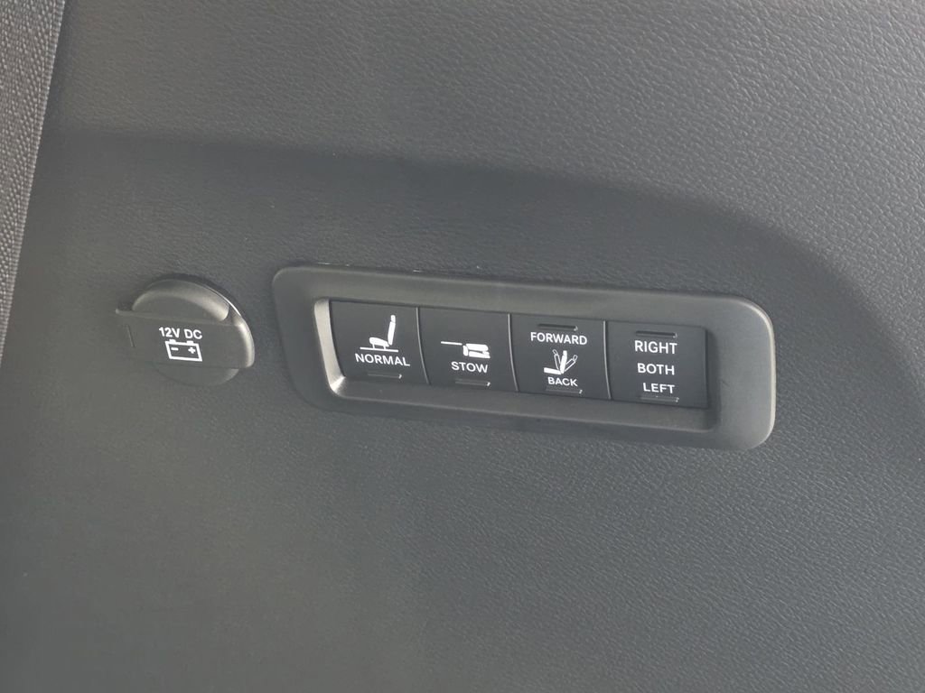 New 2026 Chrysler Pacifica Pinnacle w/ Trailer Tow Group image 15