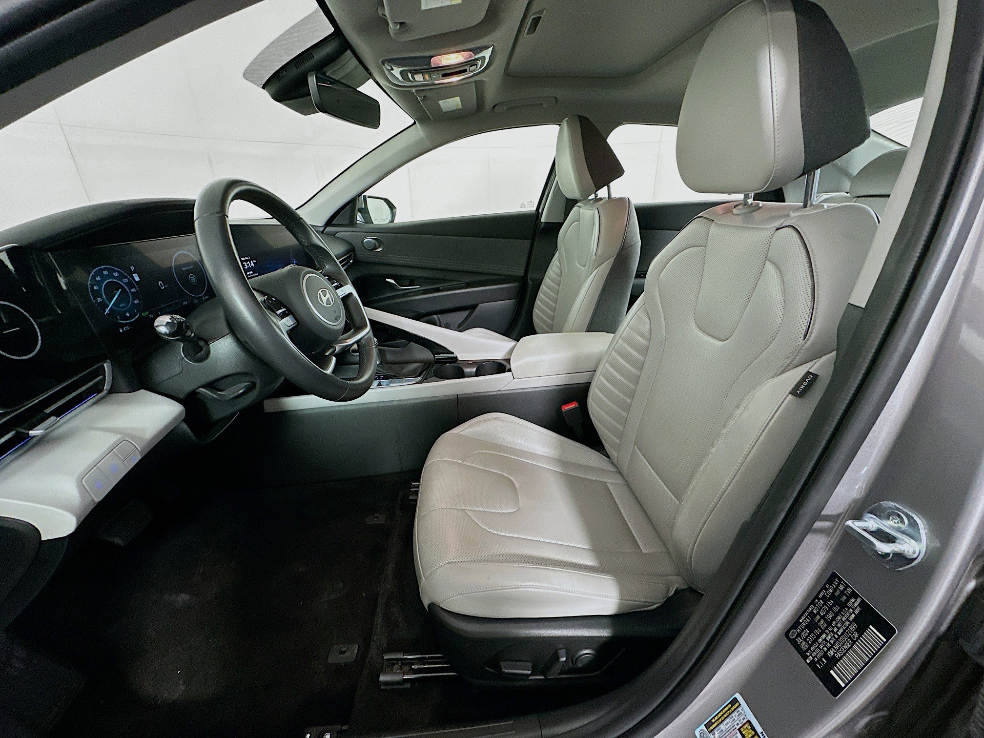 Used 2025 Hyundai Elantra Limited image 13