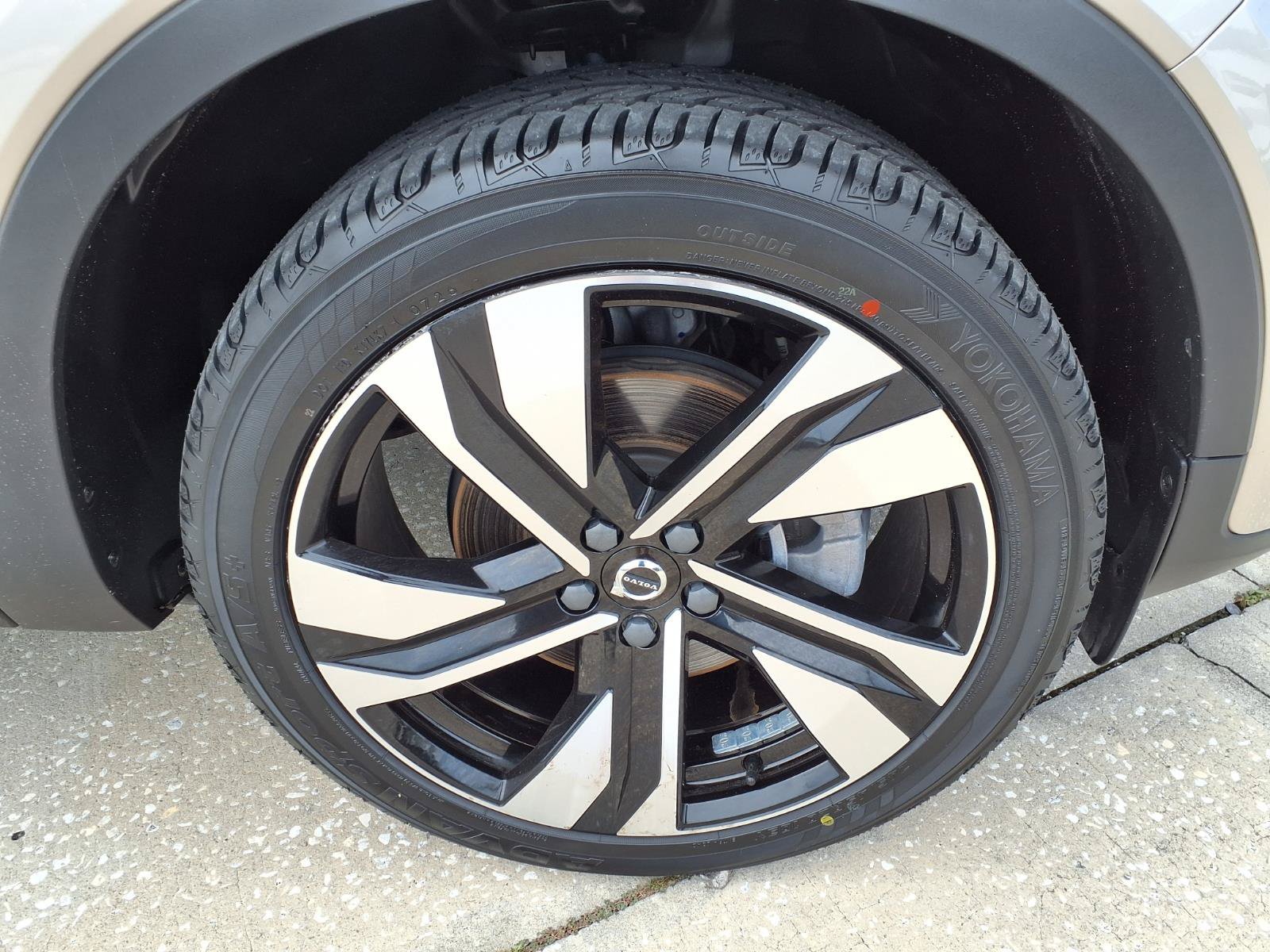 Certified 2023 Volvo XC40 B5 Plus w/ Protection Package Premier AWD/4WD image 9