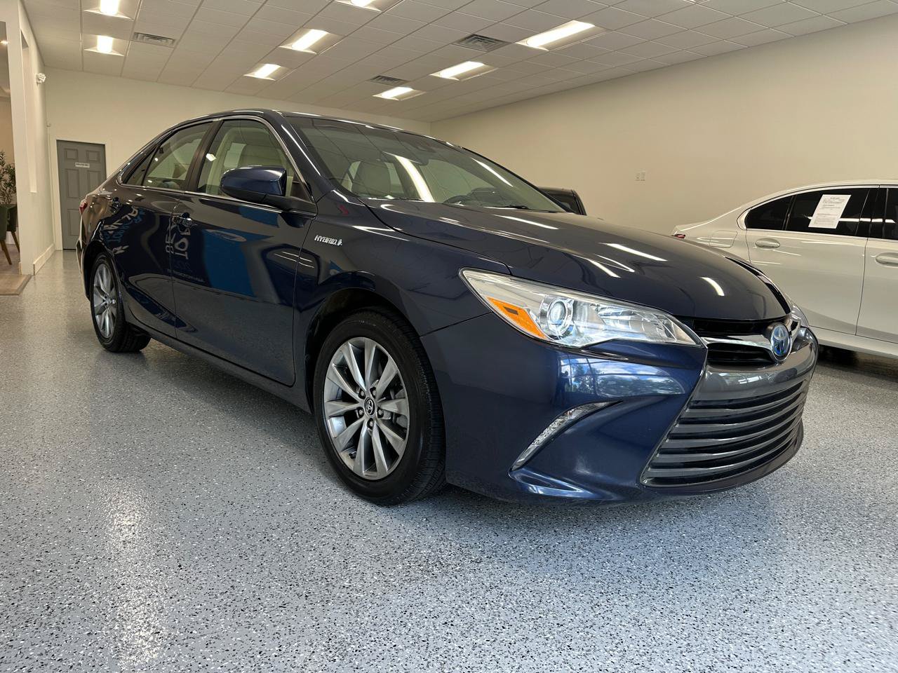 Used 2015 Toyota Camry XLE w/ Moonroof Package FWD image 9