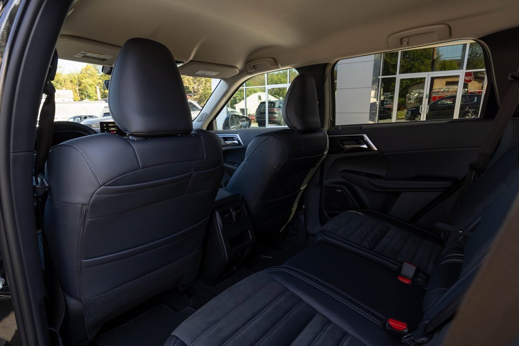 Used 2025 Mitsubishi Outlander SE image 22