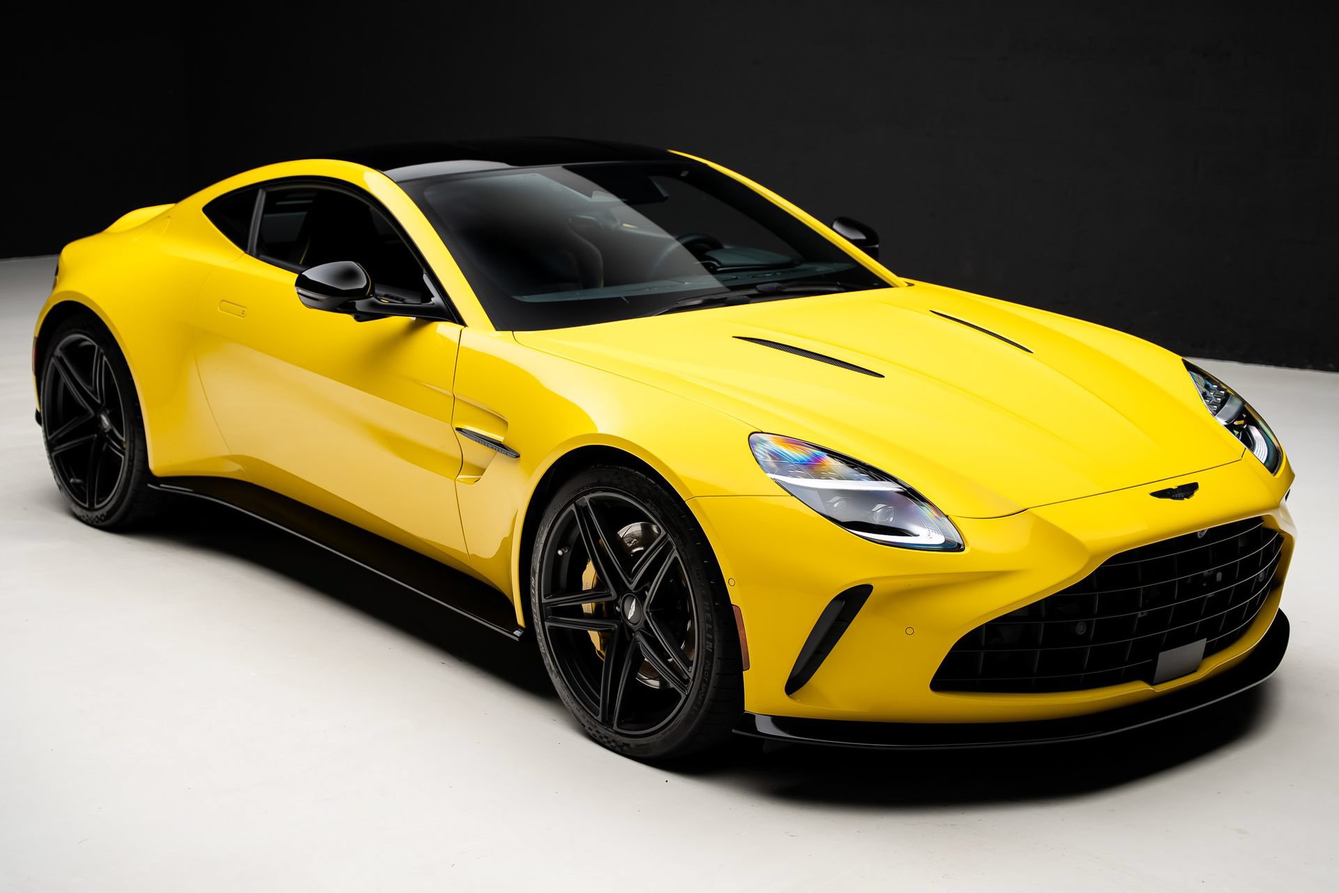 Used 2025 Aston Martin V8 Vantage Coupe RWD image 40