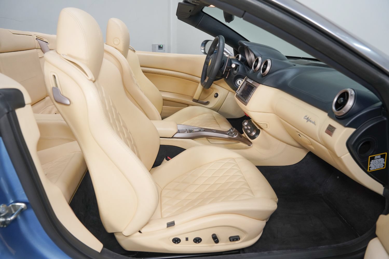 Used 2012 Ferrari California RWD image 2