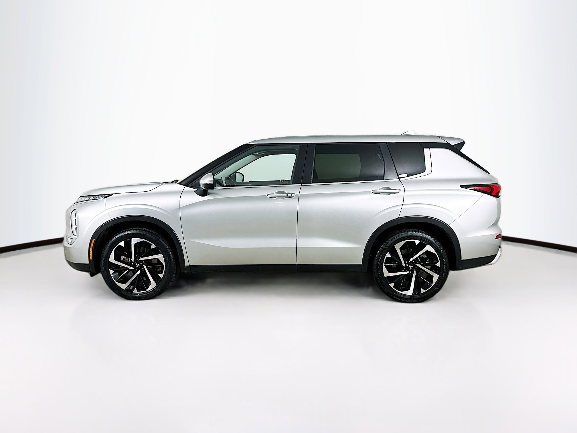 Used 2024 Mitsubishi Outlander SE image 4