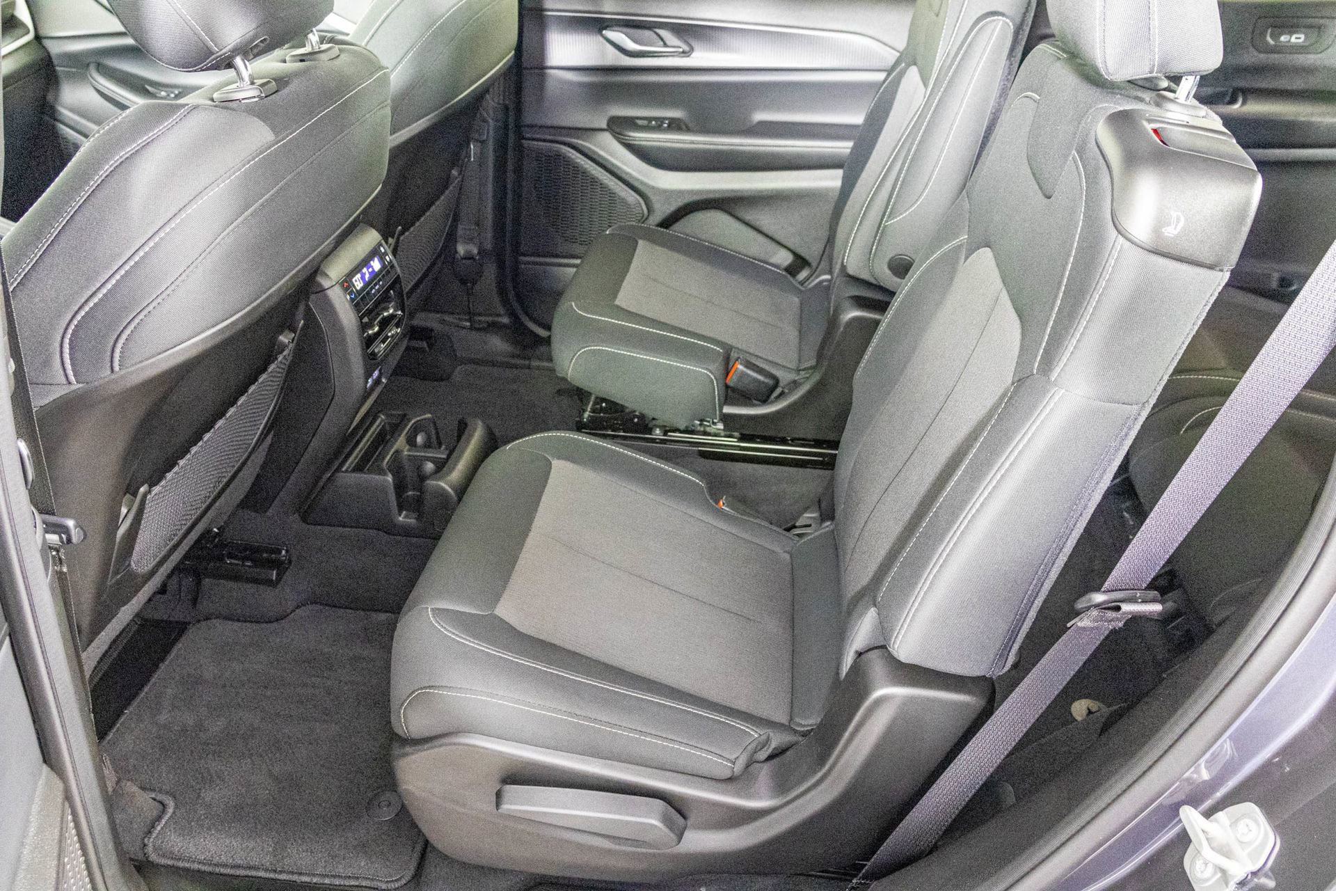 Used 2024 Jeep Grand Cherokee L Laredo w/ Luxury Tech Group I image 30