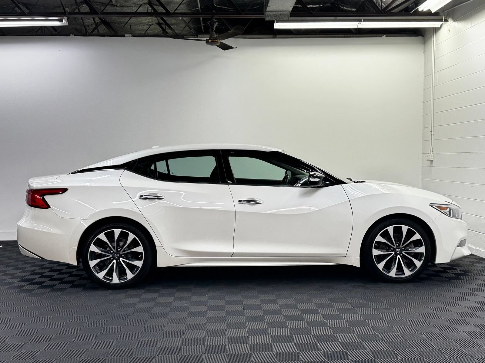 Used 2017 Nissan Maxima SR FWD image 4