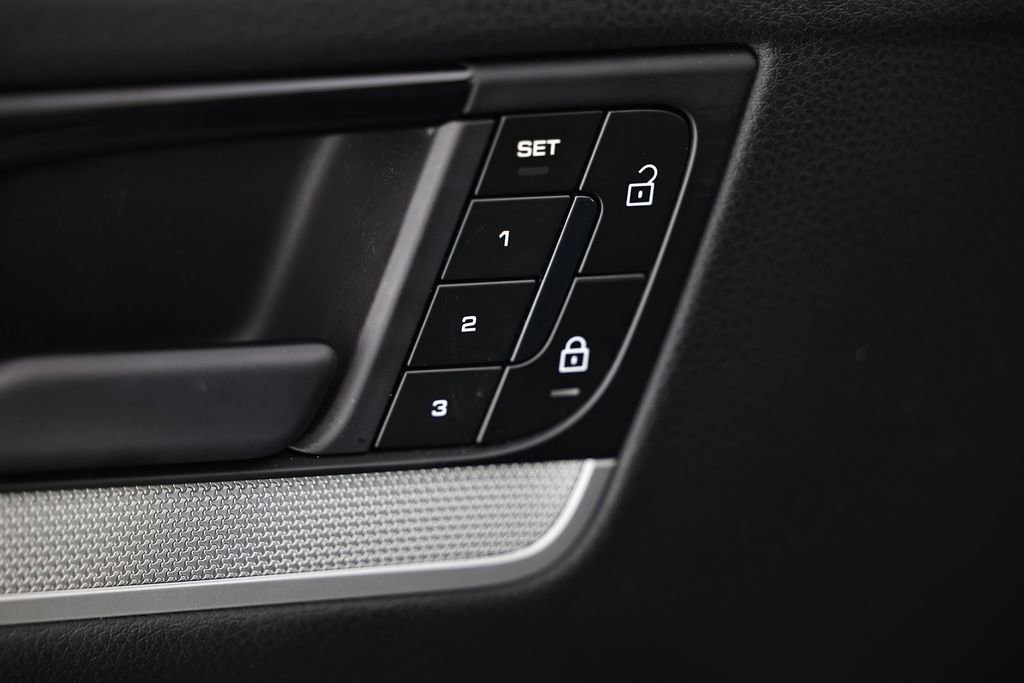 Certified 2025 Porsche Cayenne AWD/4WD image 20