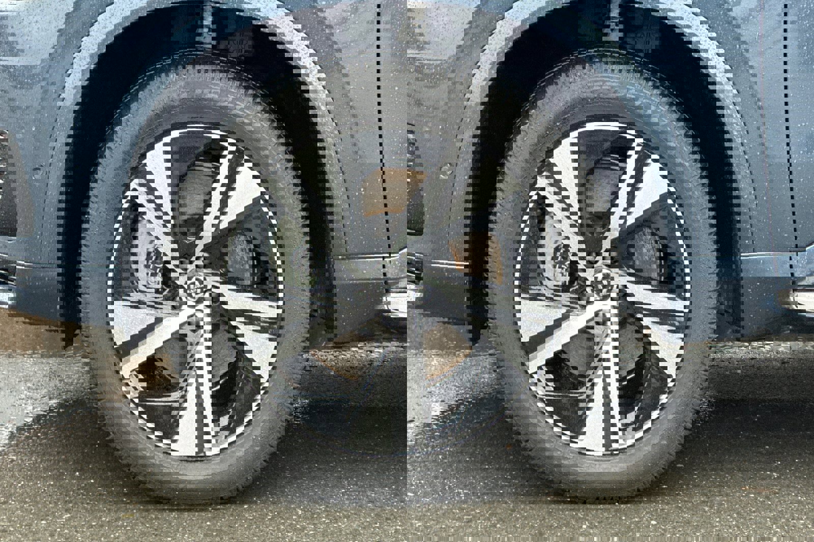 Certified 2022 Volvo XC90 T8 R-Design w/ Advanced Package image 12