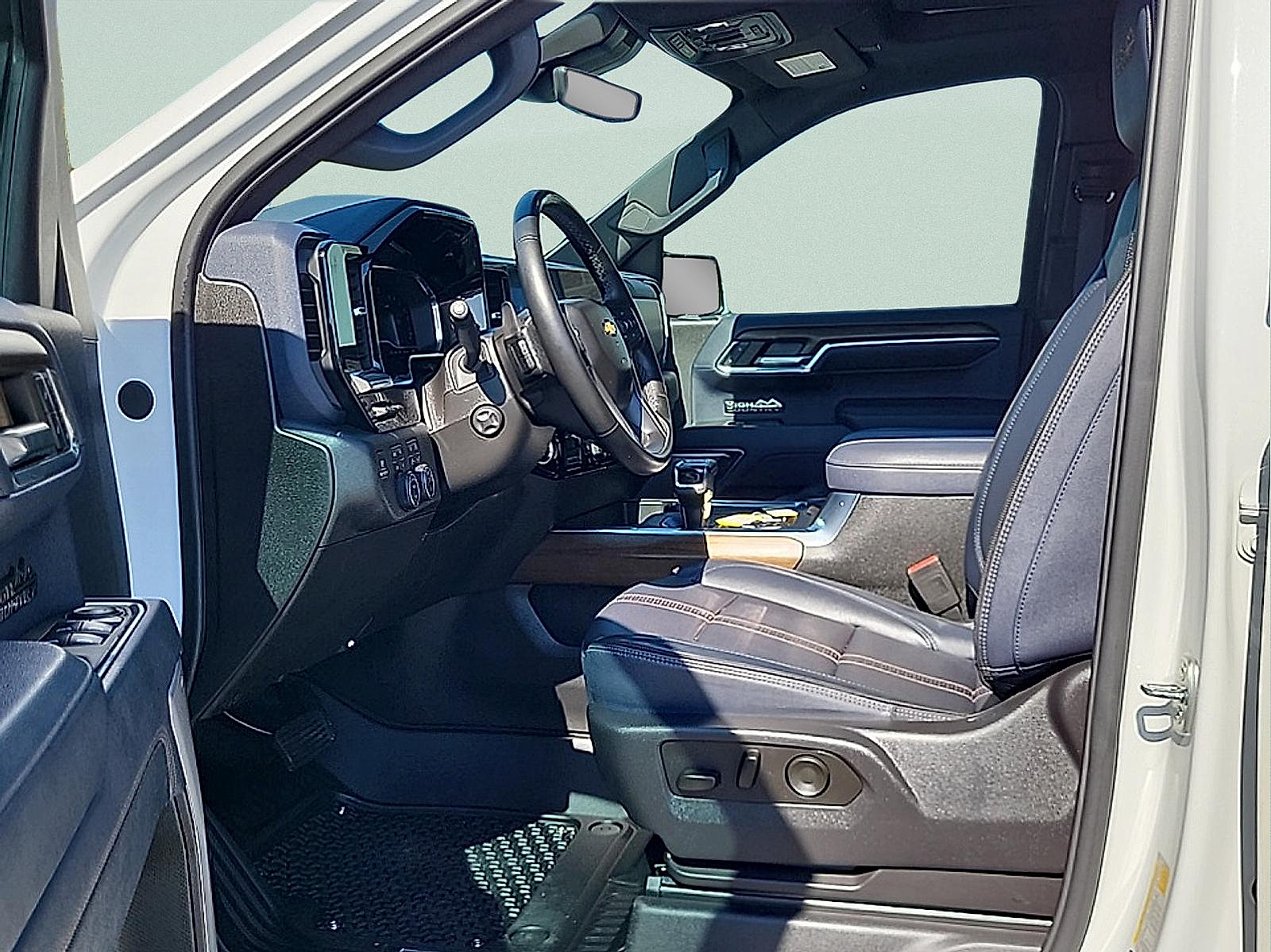 Used 2024 Chevrolet Silverado 1500 High Country w/ Technology Package AWD/4WD image 13