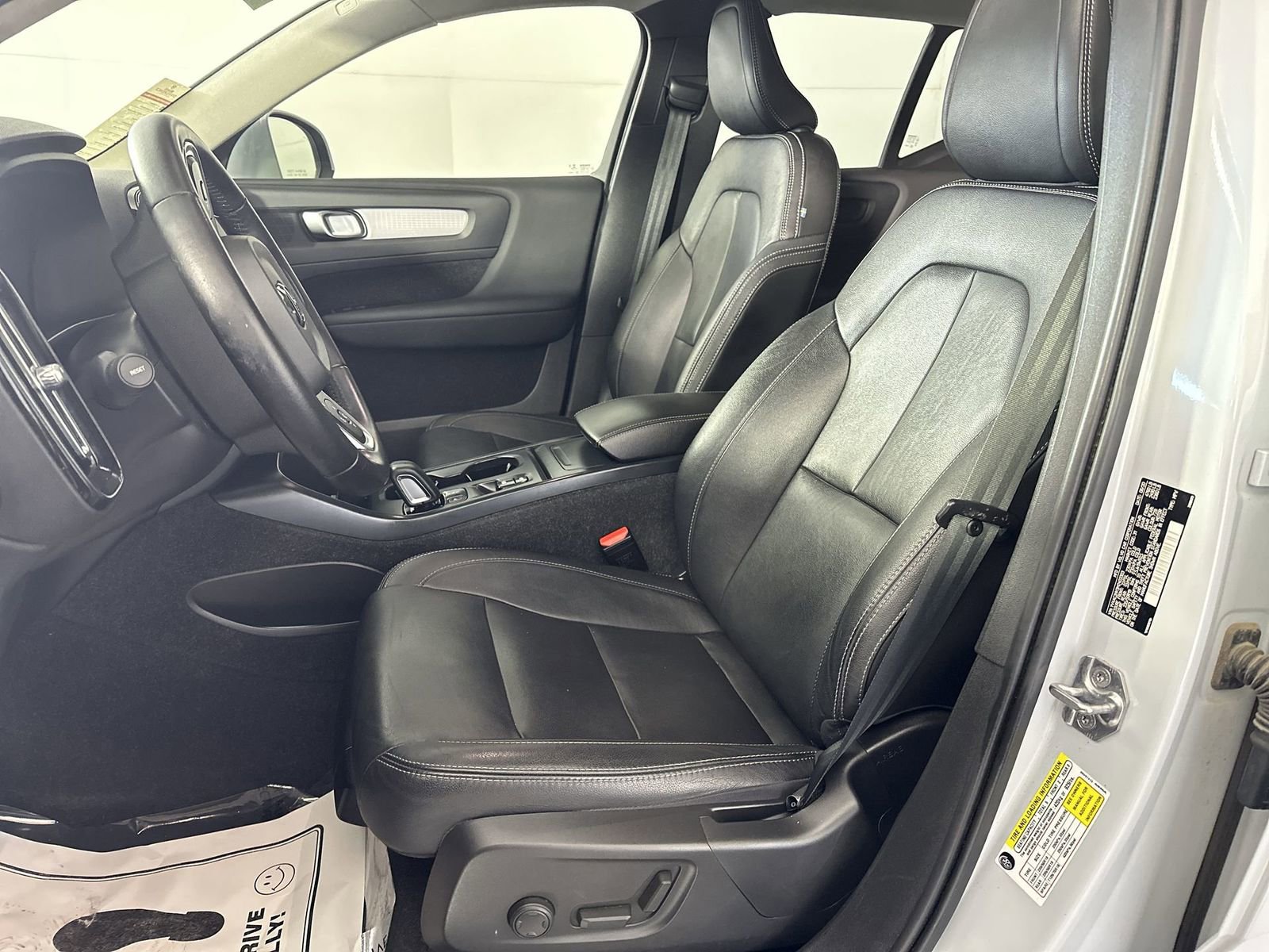 Used 2021 Volvo XC40 T4 Momentum w/ Protection Package Premier image 15