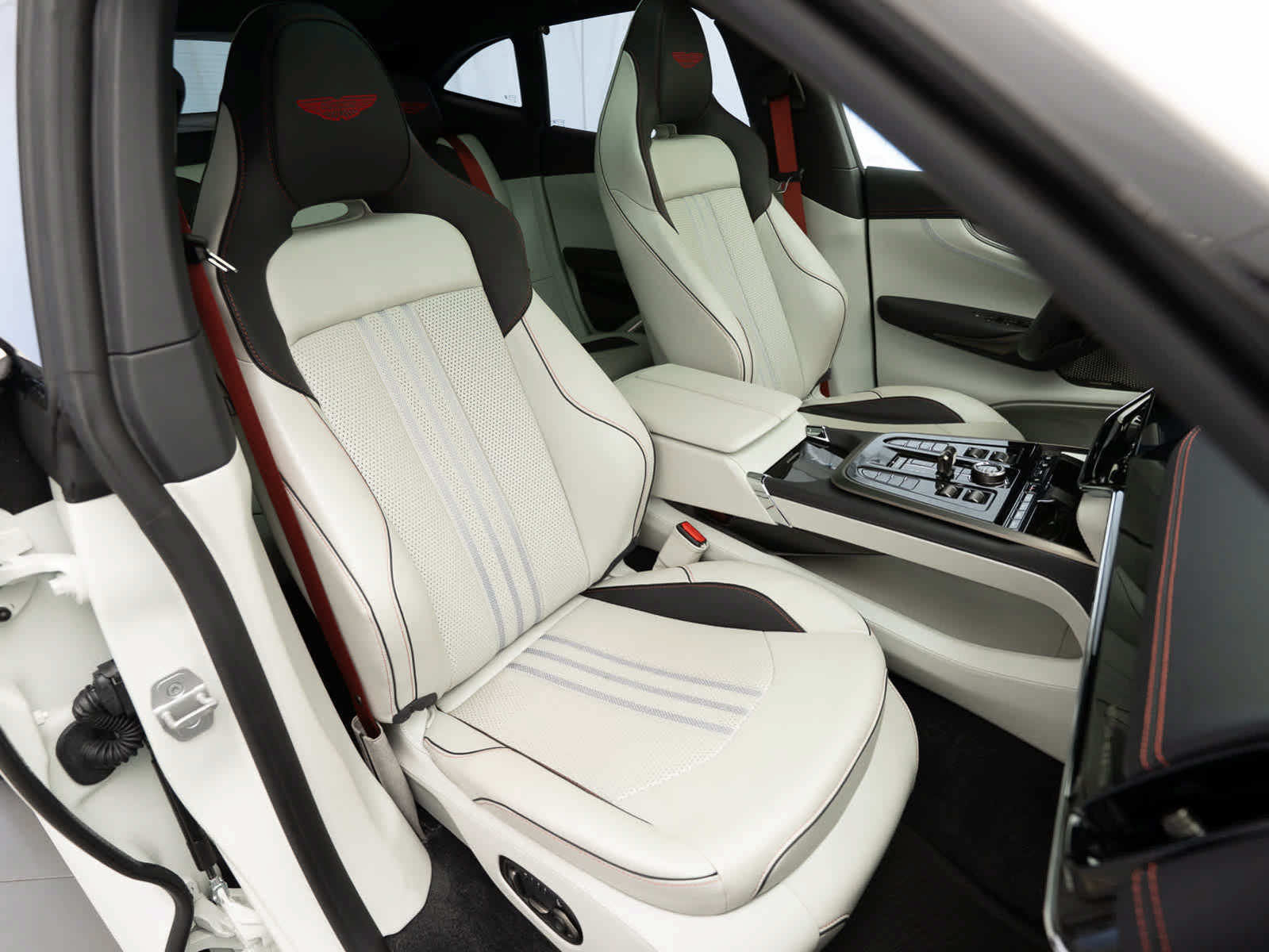 Used 2025 Aston Martin DBX 707 AWD/4WD image 16