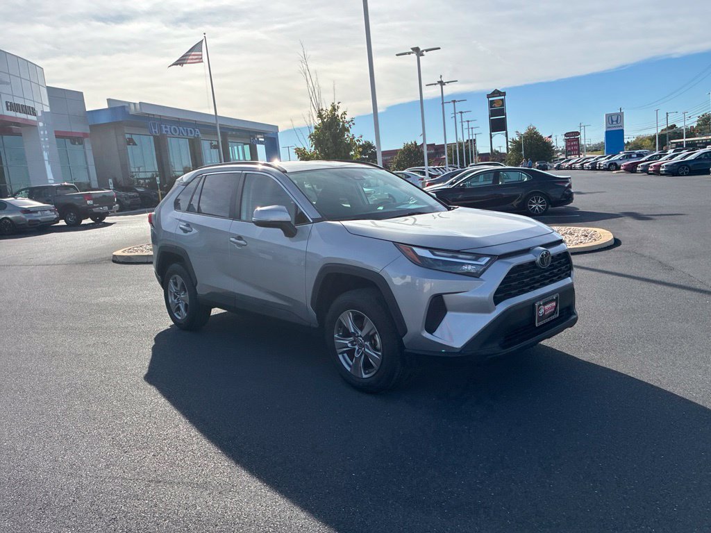 Used 2025 Toyota RAV4 XLE AWD/4WD image 2