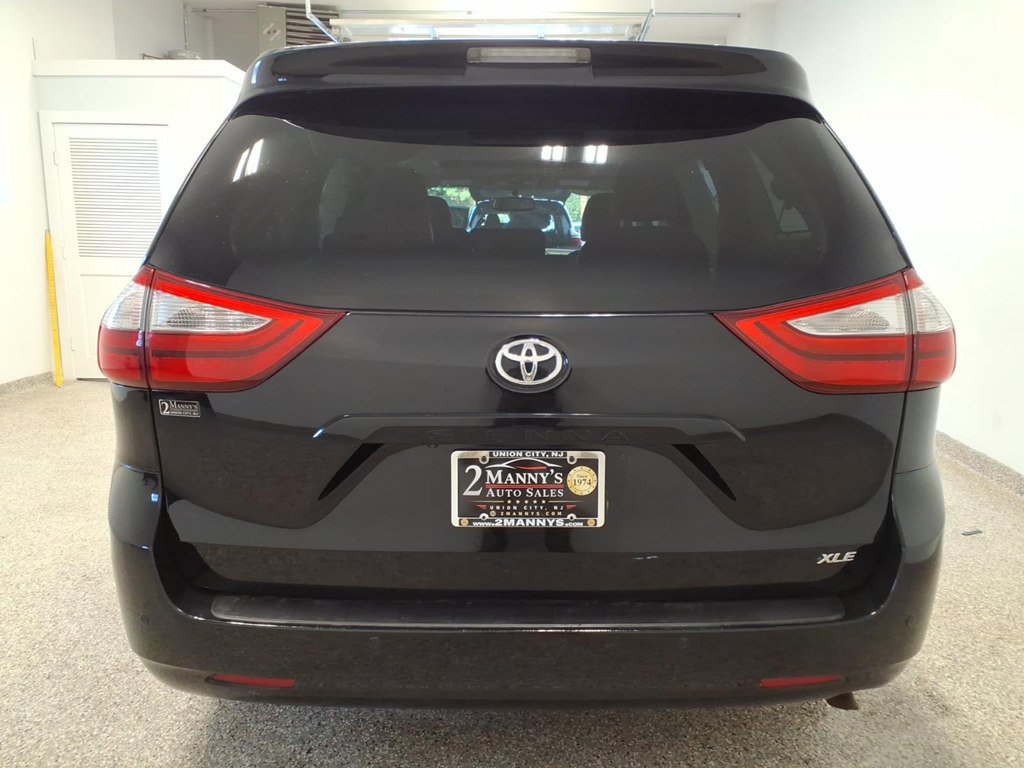 Used 2015 Toyota Sienna XLE w/ XLE Navigation Package FWD image 5