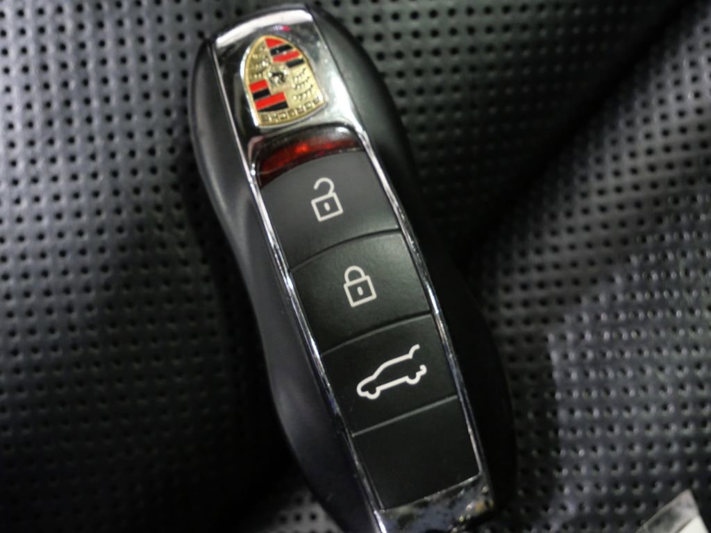 Used 2014 Porsche Cayenne Turbo image 33