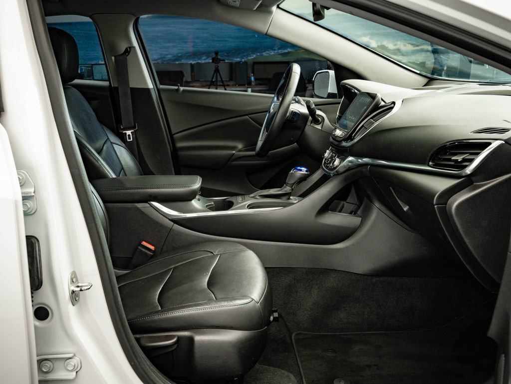 Used 2017 Chevrolet Volt Premier w/ Driver Confidence II Package FWD image 22