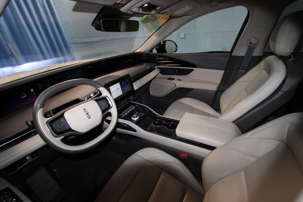 Used 2025 Lincoln Nautilus Premier image 2
