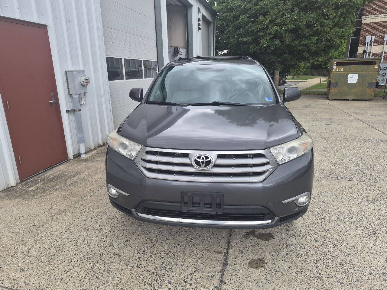 Used 2011 Toyota Highlander SE w/ Tow Pkg AWD/4WD image 2