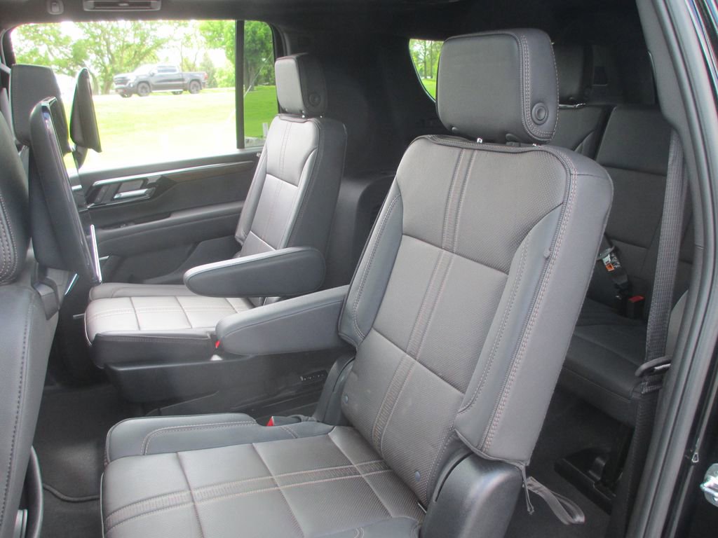 Used 2025 Chevrolet Suburban High Country AWD/4WD image 24