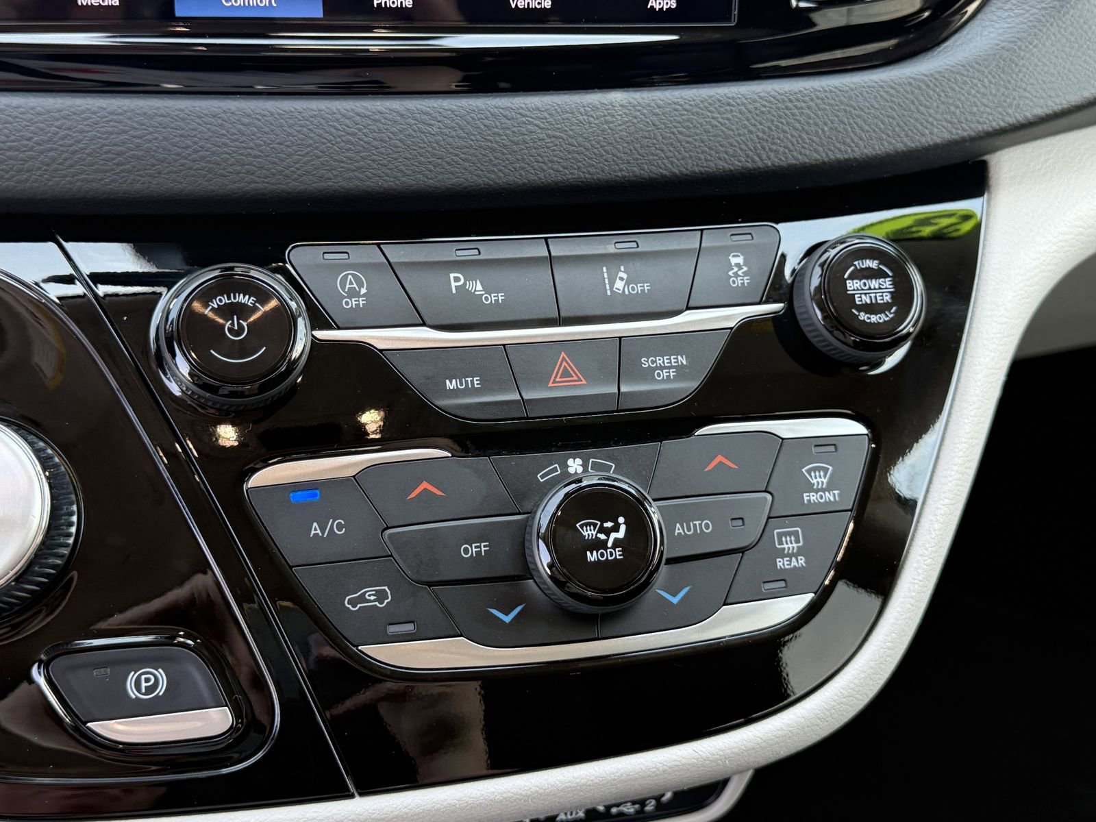 Used 2023 Chrysler Pacifica Touring-L FWD image 28