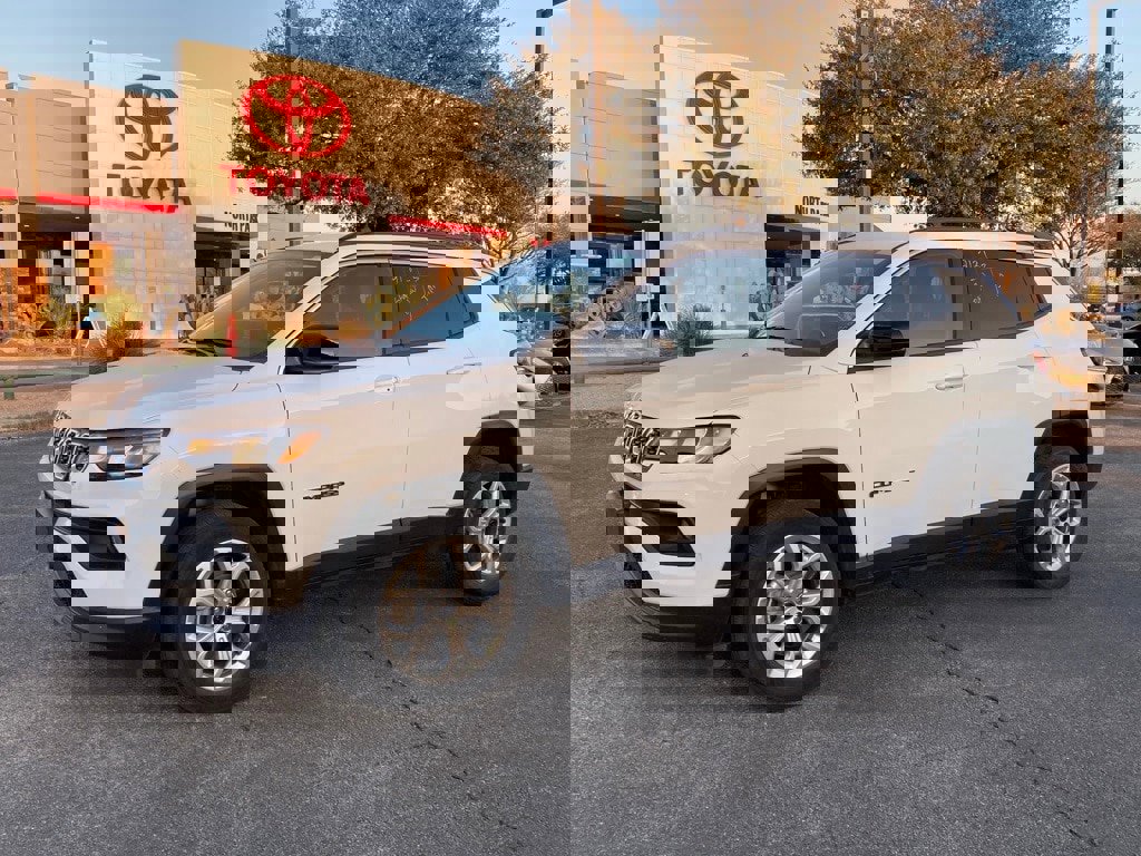 Used 2025 Jeep Compass Latitude image 1