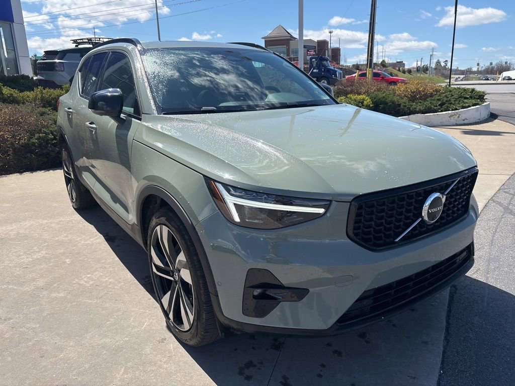 Used 2025 Volvo XC40 B5 Ultra w/ Protection Package Premier image 4