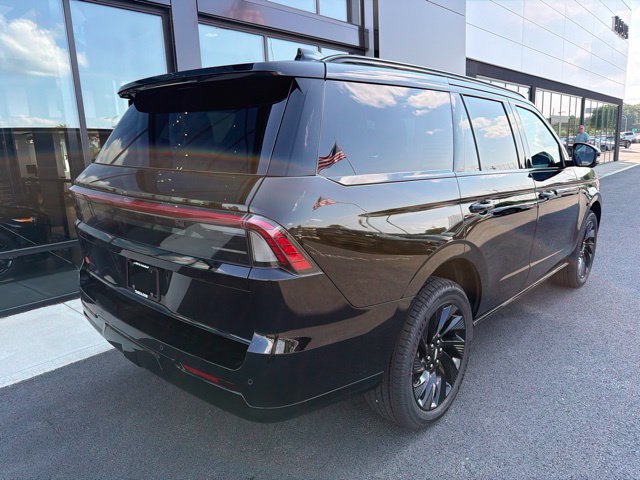 New 2027 Lincoln Navigator Reserve w/ Jet Appearance Package AWD/4WD image 3