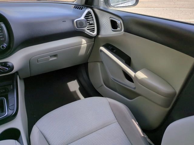 Used 2025 Kia Soul LX w/ LX Technology Package FWD image 17