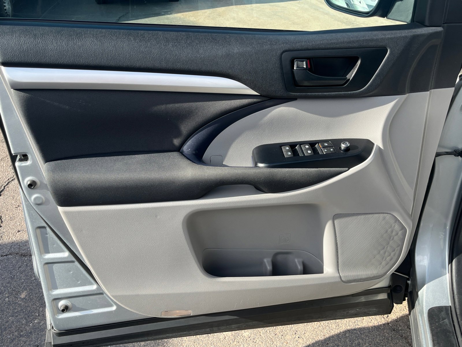 Used 2019 Toyota Highlander LE FWD image 13