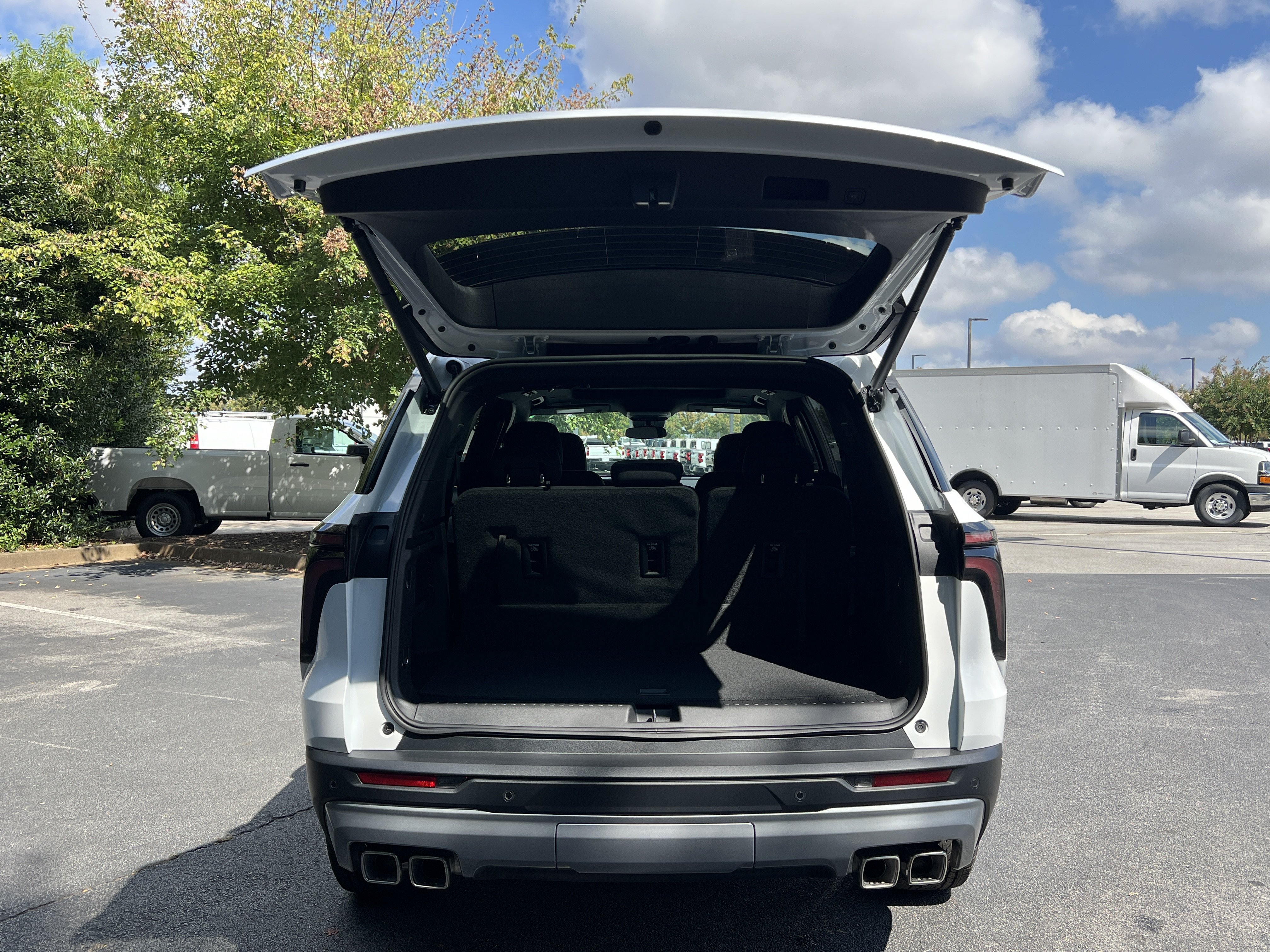 New 2027 Chevrolet Traverse LT w/ Sun and Wheel Package FWD image 11