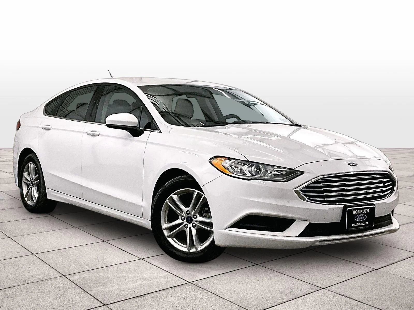 Used 2018 Ford Fusion SE FWD image 2