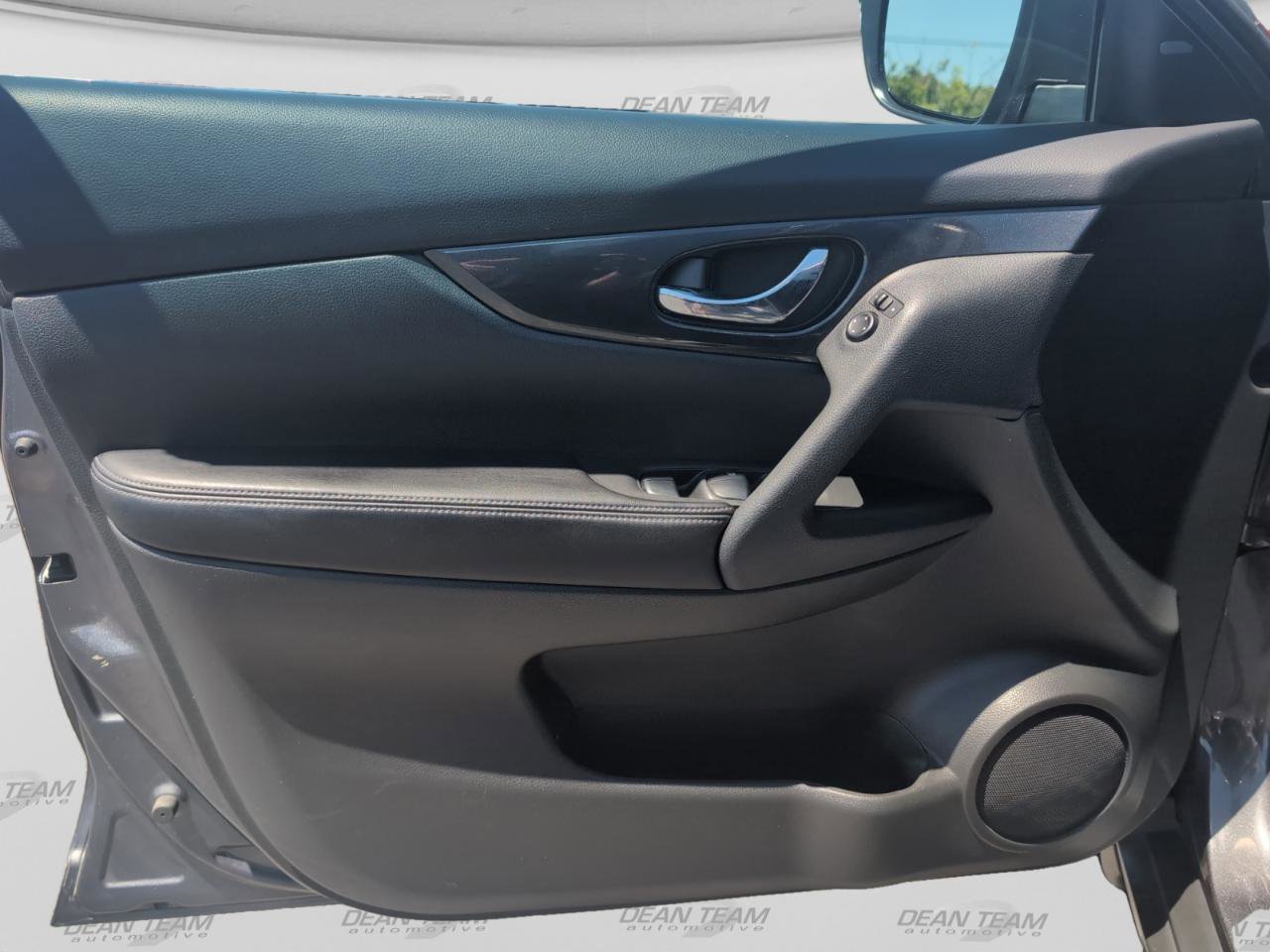 Used 2017 Nissan Rogue SV FWD image 10