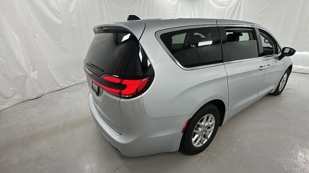 Used 2024 Chrysler Pacifica Touring-L FWD image 3