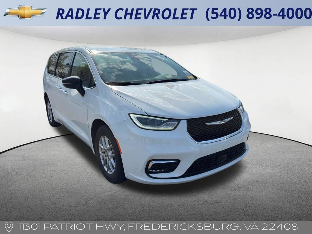 Used 2024 Chrysler Pacifica Touring-L FWD image 3