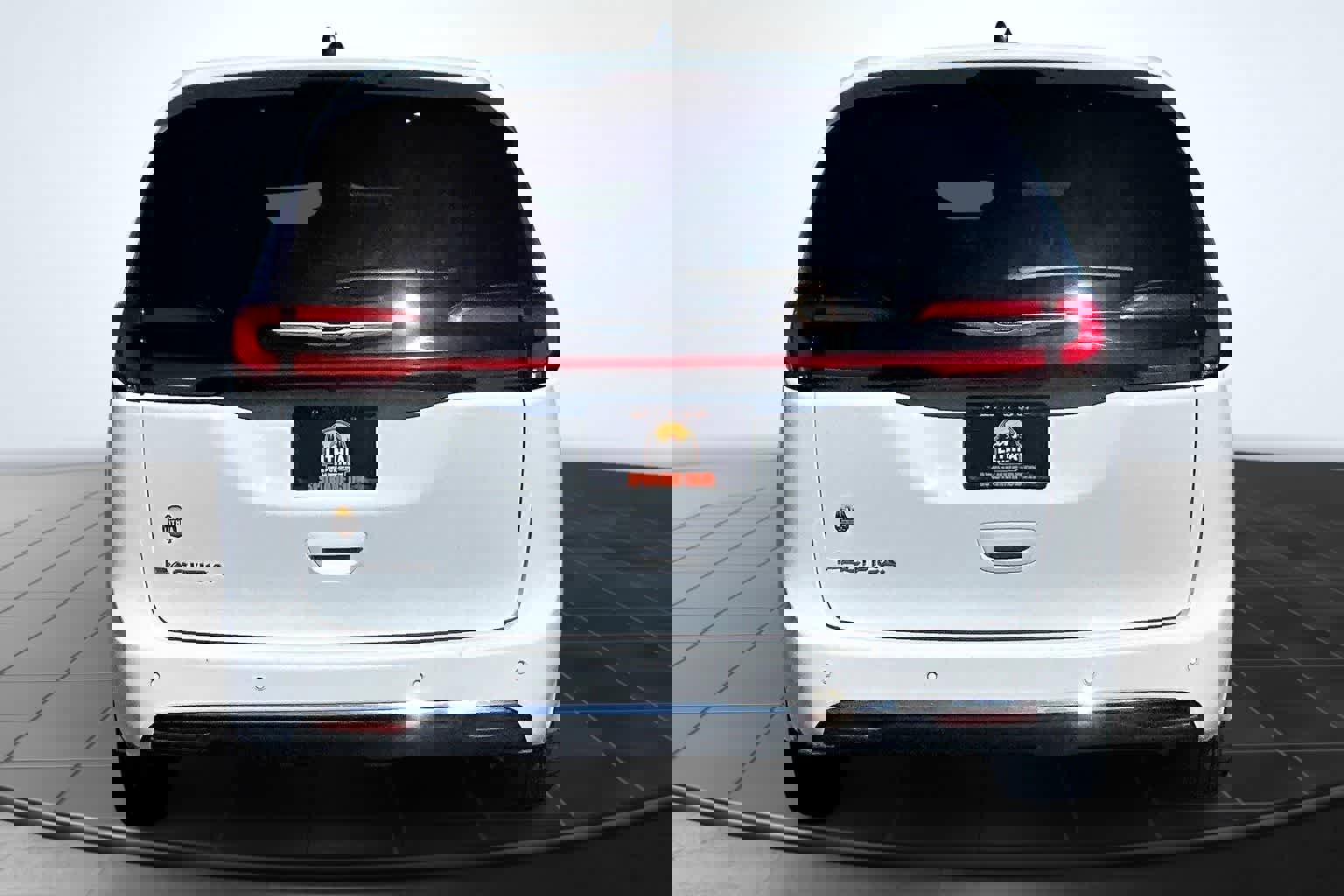 Used 2024 Chrysler Pacifica Touring-L image 5