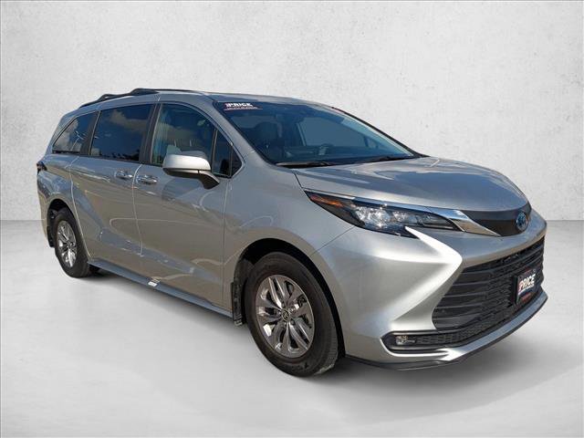 Used 2025 Toyota Sienna XLE image 3