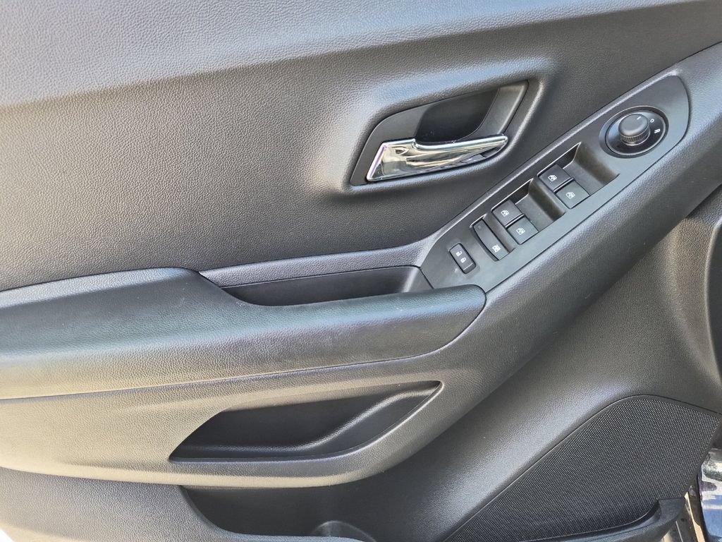 Used 2022 Chevrolet Trax LT w/ Midnight Edition FWD image 11
