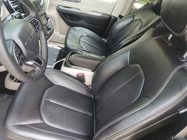 Used 2023 Chrysler Pacifica Touring-L FWD image 12