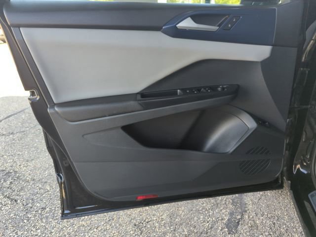 Used 2023 Volkswagen Taos SE w/ Black Wheel Package image 16