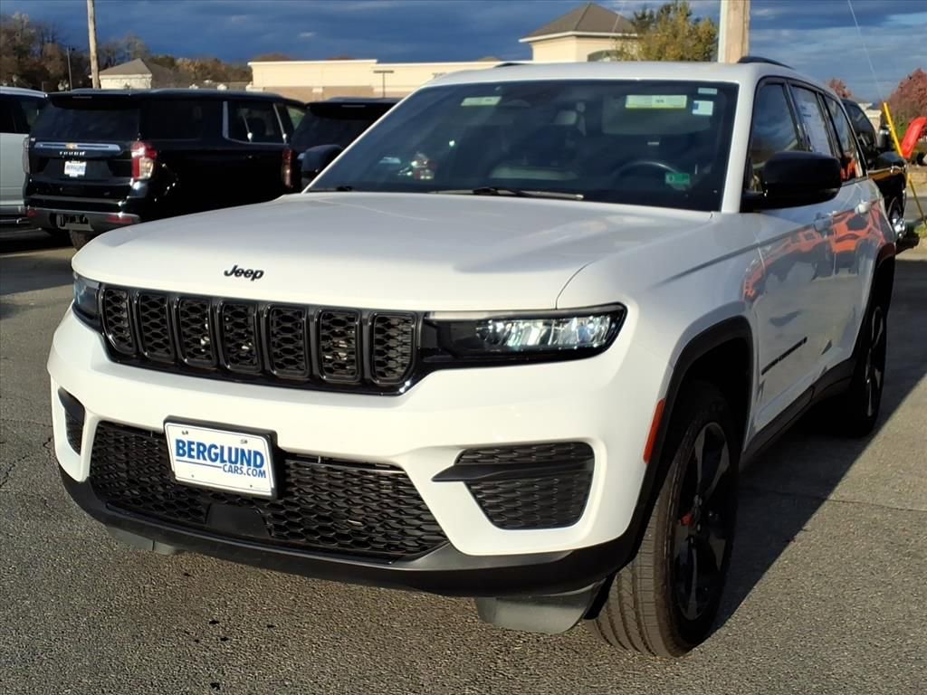 Used 2023 Jeep Grand Cherokee Altitude image 8