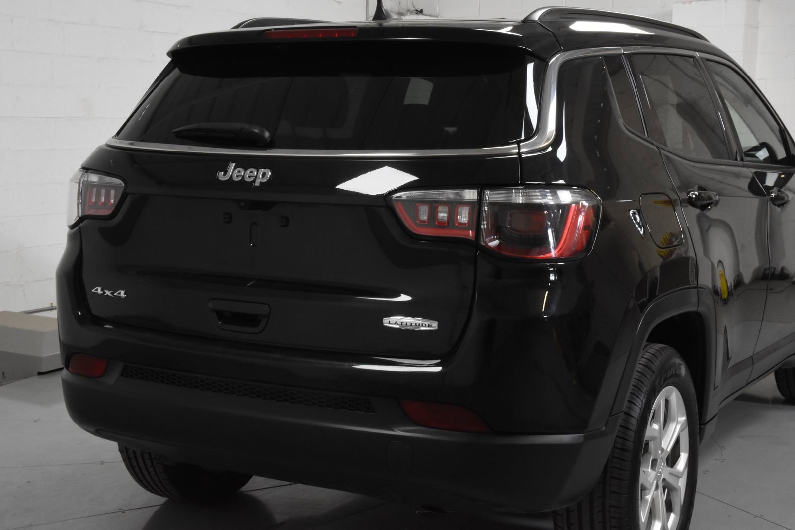 Used 2024 Jeep Compass Latitude AWD/4WD image 3