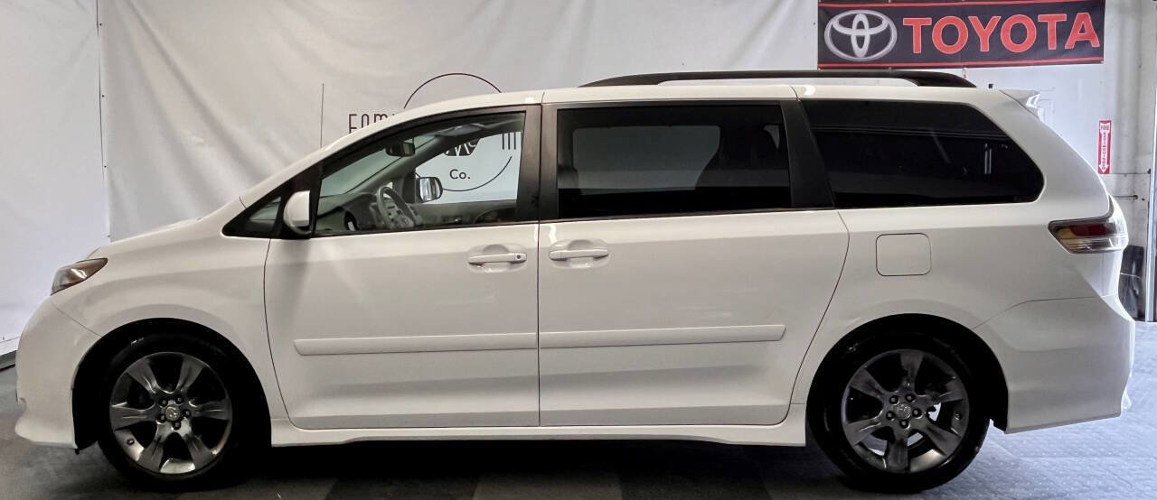 Used 2012 Toyota Sienna SE FWD image 1