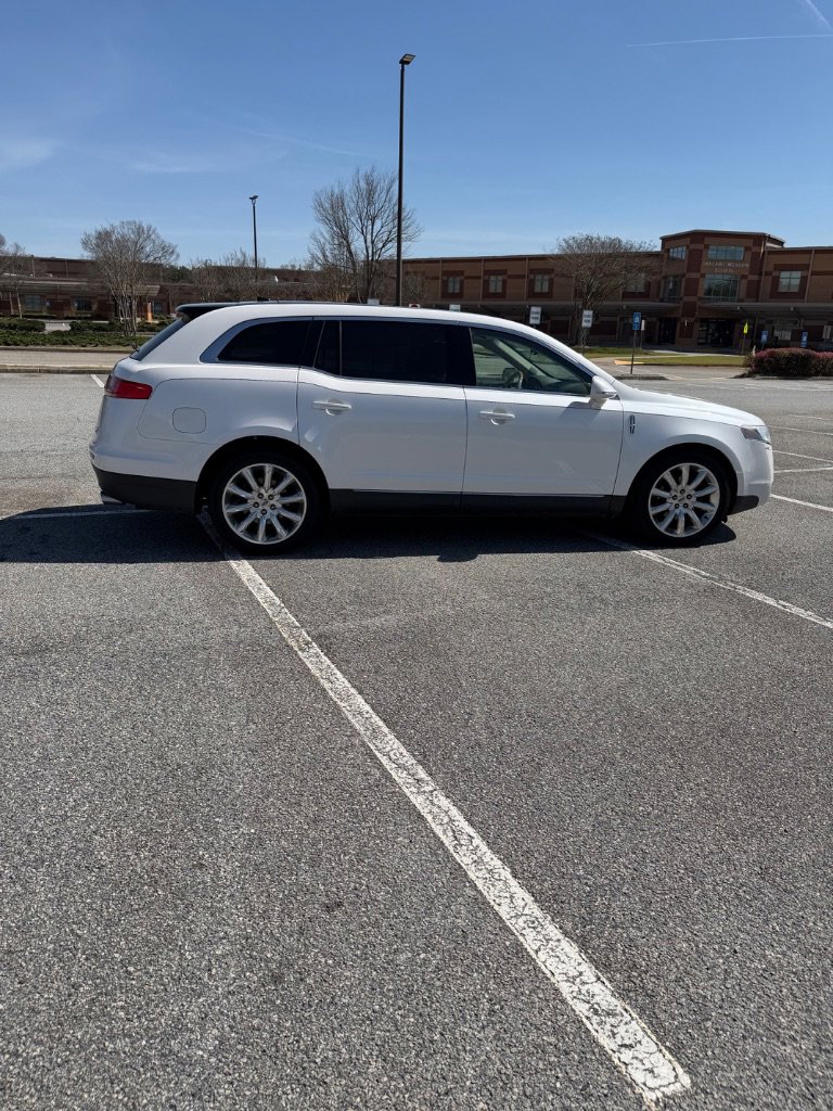 Used 2010 Lincoln MKT 2WD image 6