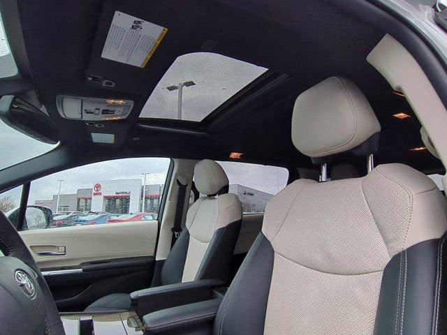 Used 2025 Toyota Sienna Limited image 10
