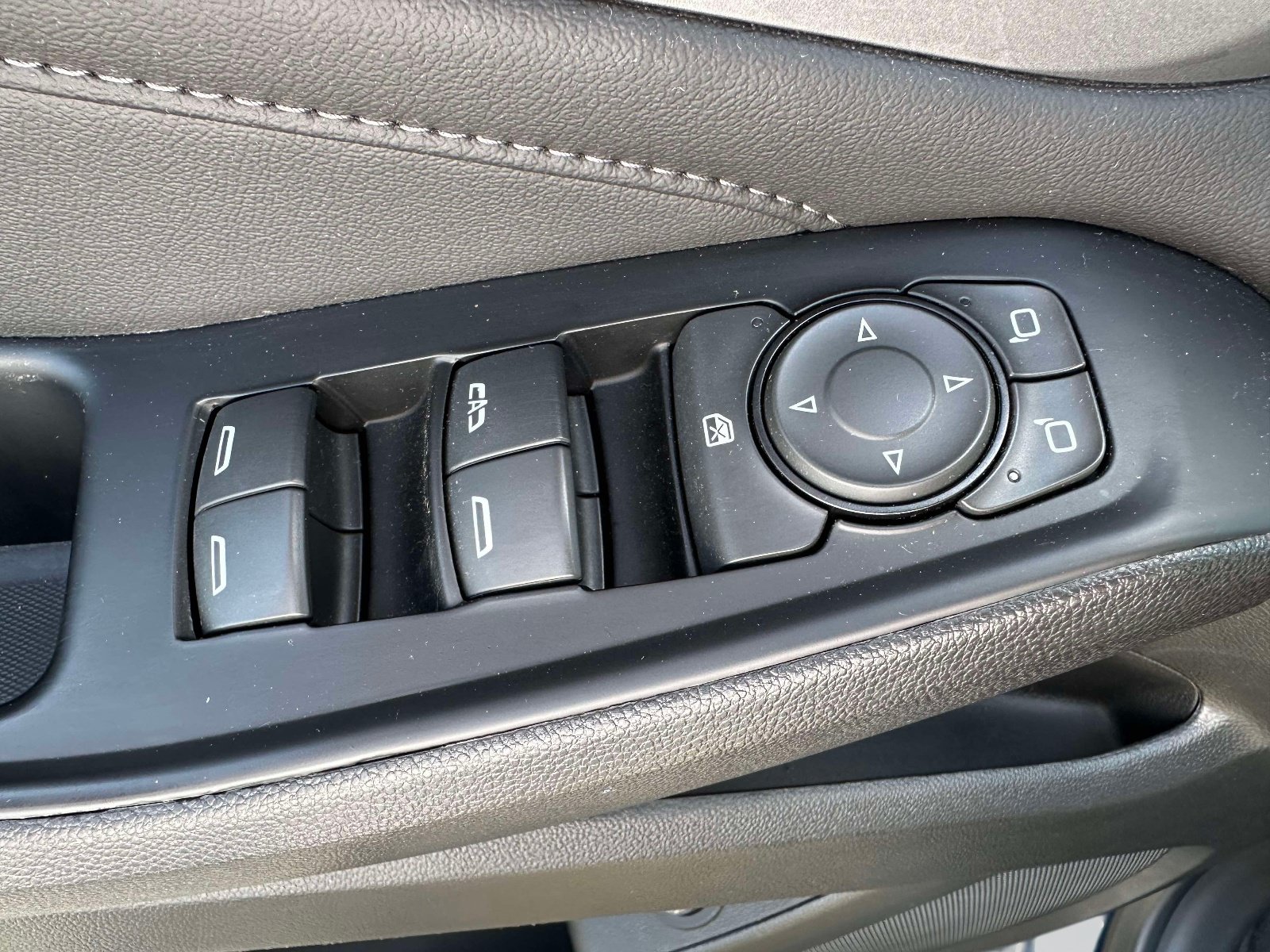 Used 2023 Chevrolet Traverse LT FWD image 16