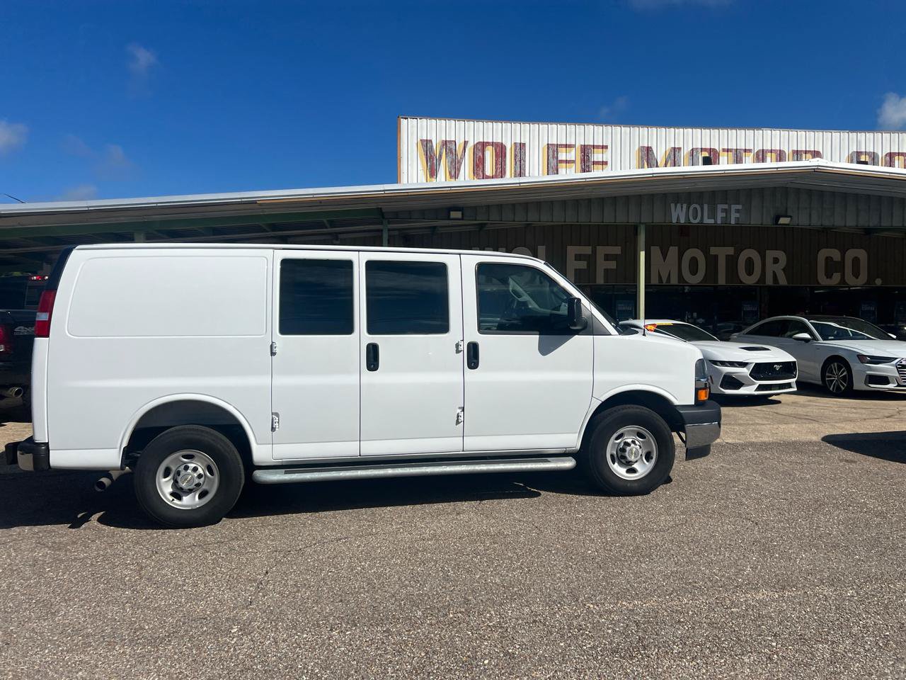 Used 2025 Chevrolet Express 2500 w/ Driver Convenience Package RWD image 4