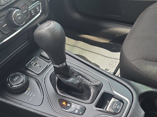 Used 2019 Jeep Cherokee Latitude w/ Popular Appearance Group AWD/4WD image 20
